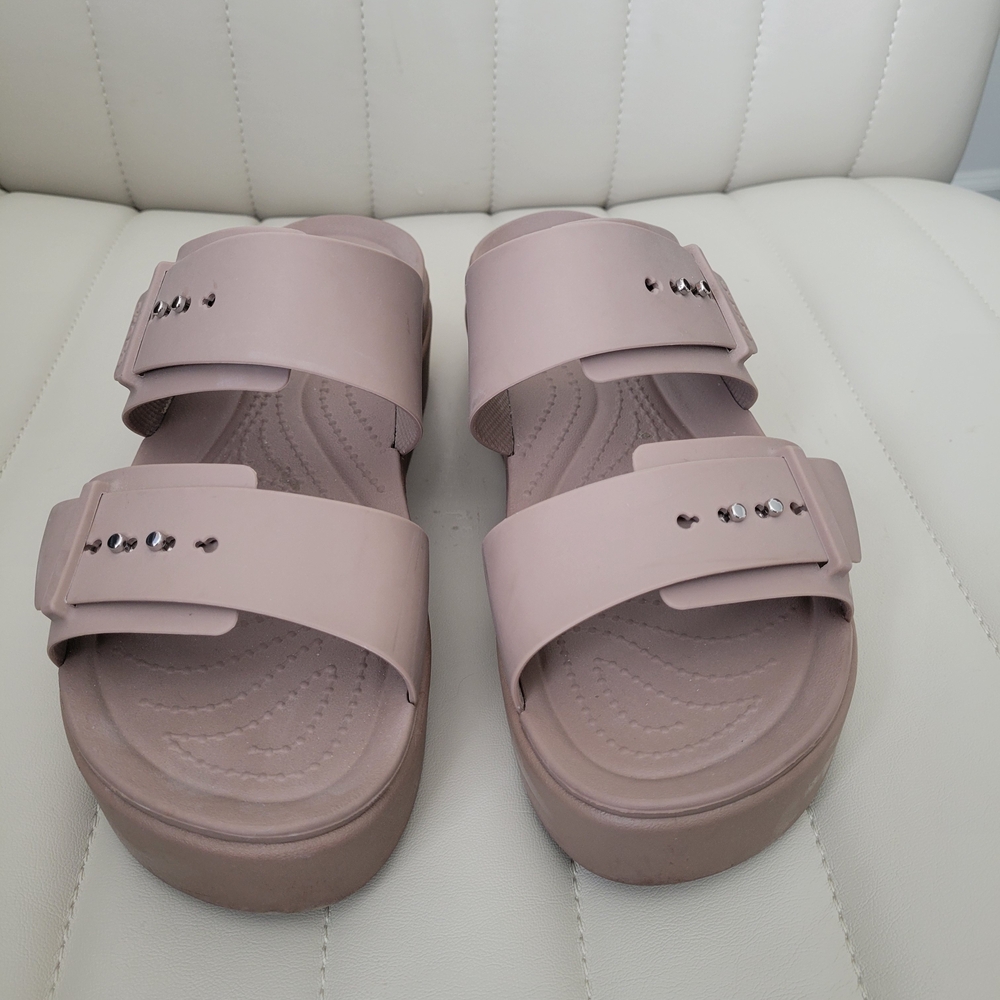 Crocs Brooklyn Buckle, Latte - Picture 4 of 14